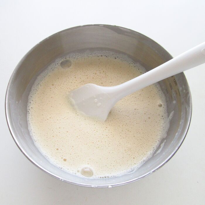 豆乳をいれて混ぜる。