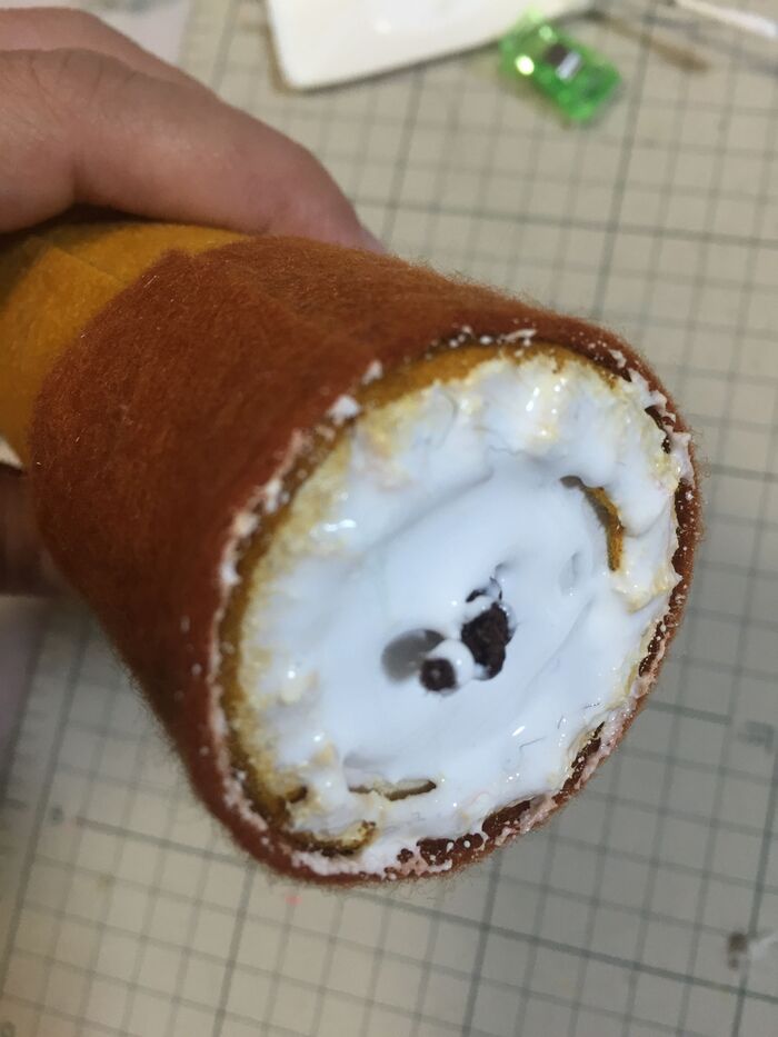 ゴムを調節して底を貼る