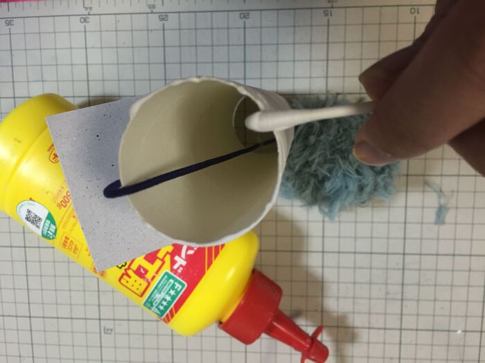 底の淵にボンドをつけて底紙を貼る