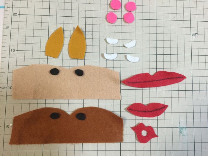 本体に巻くフェルトを切りパーツを作る