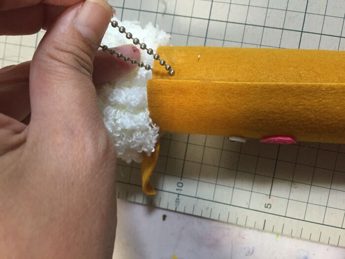 頭の後ろにチェーンをつける