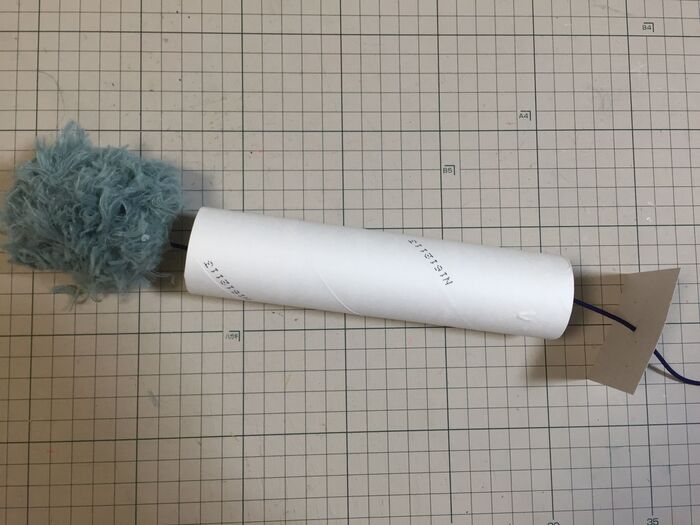 ゴムを筒に通して厚紙に通す