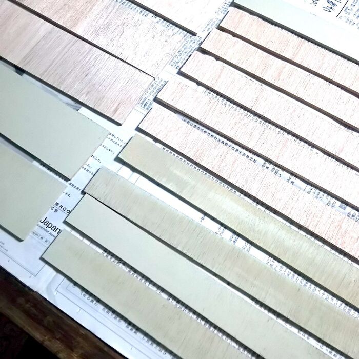 枠用のベニヤに色を塗ります。