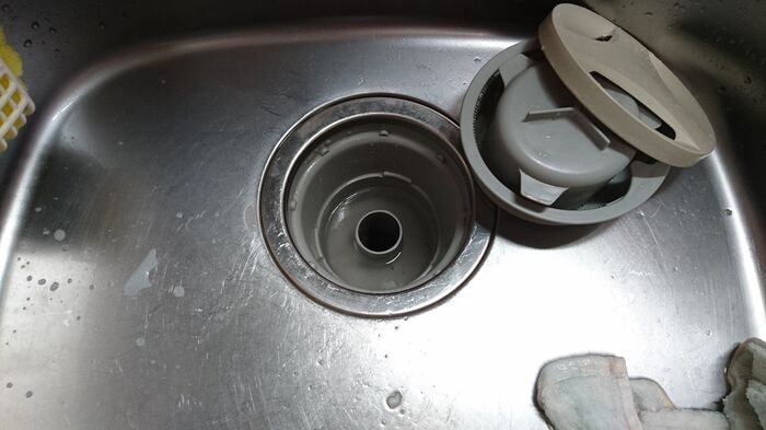 排水口の蓋、ゴミ受け、排水口カバーを外します