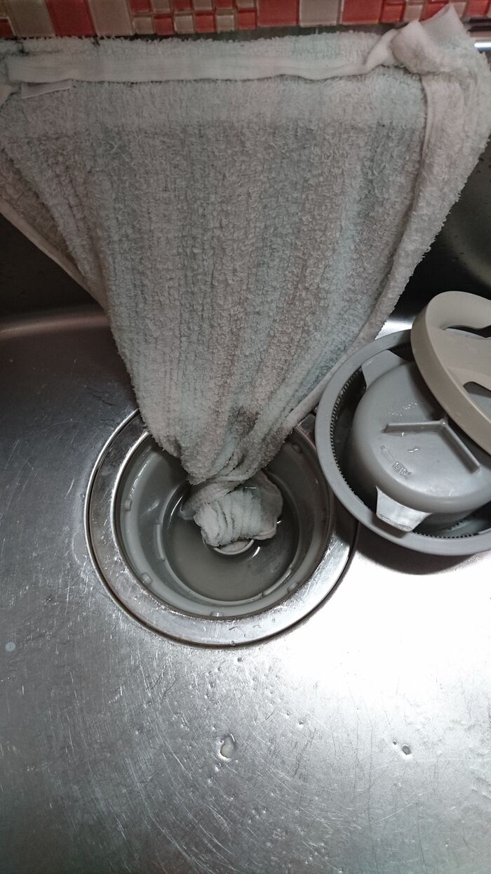 排水口にタオルを詰め込みます