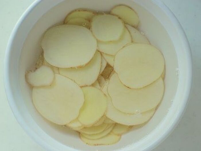 ①じゃが芋をスライスする