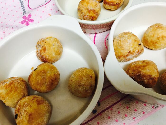 冷凍たこ焼きをそのままグラタン皿に入れる。