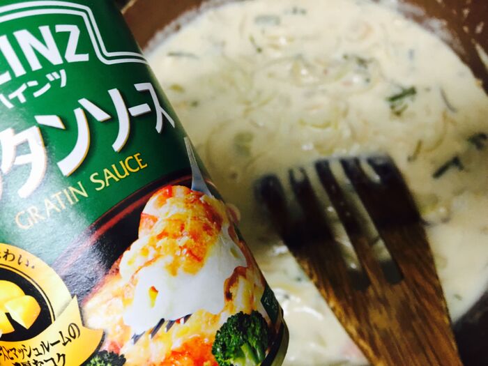 グラタンソースと牛乳を合わせて入れる。