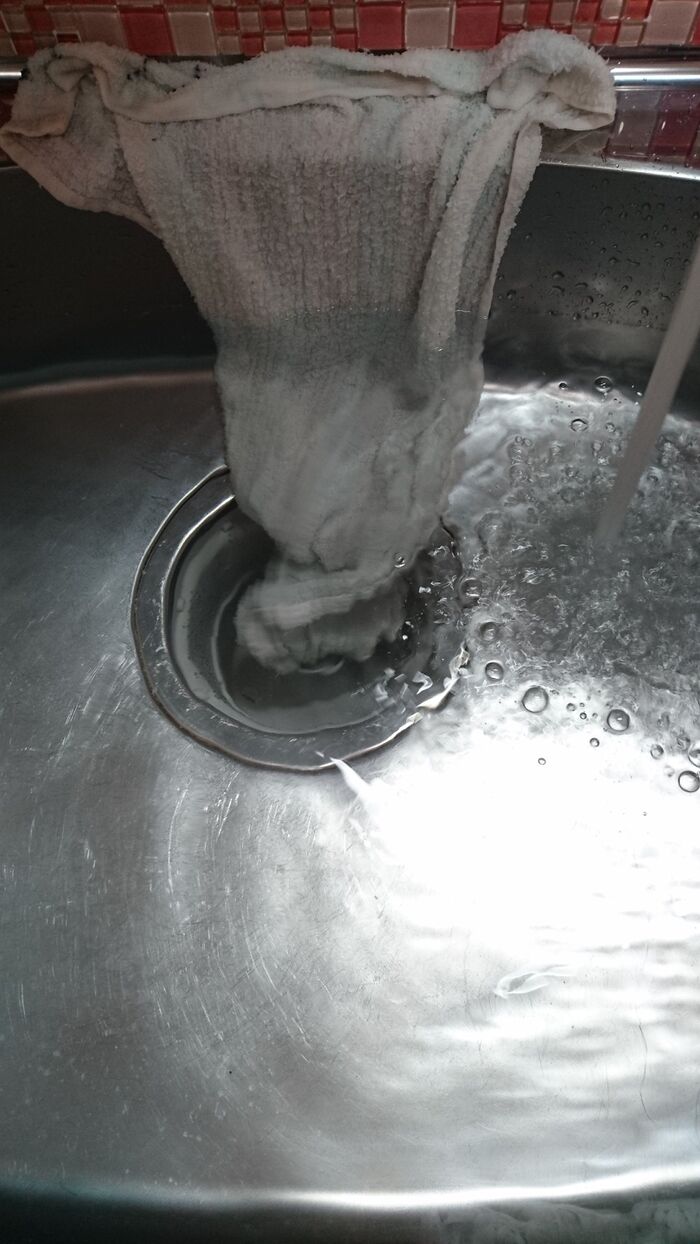 お湯をシンク1杯貯めます