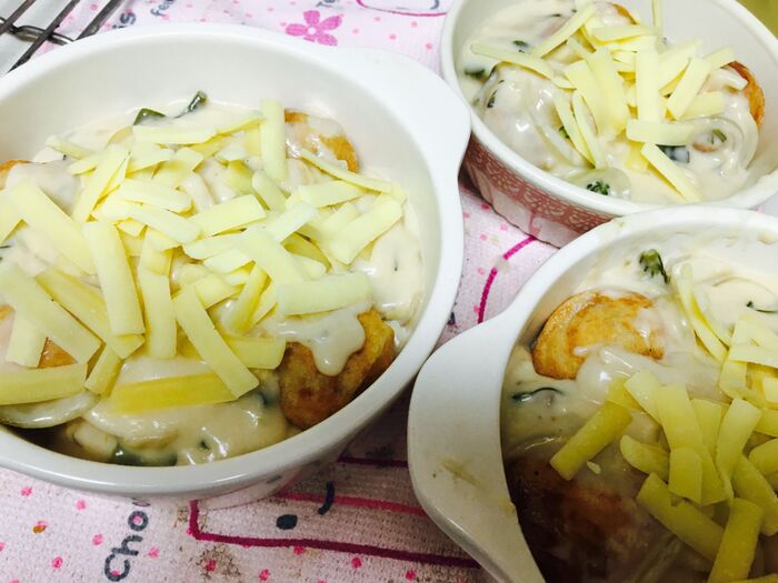 たこ焼きの上にグラタンソースとチーズをかける。