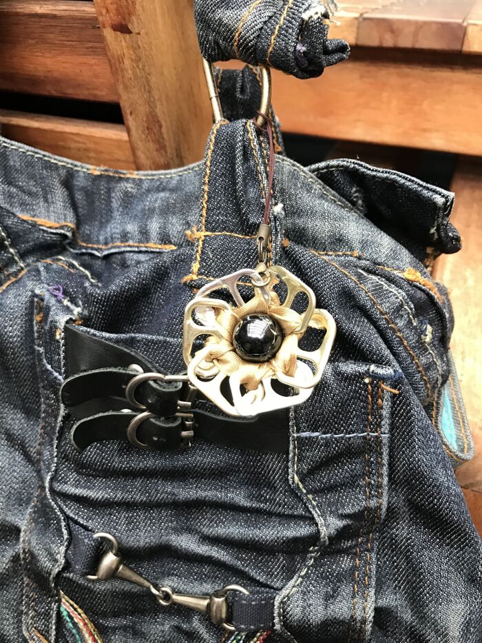 ビー玉を真ん中に付けます。