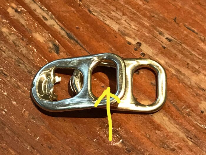 リボンを通していきます。