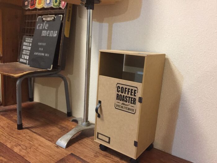 ダイソーMDF材だけでサイドテーブルにもなるゴミ箱カバー♪