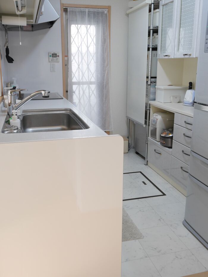 ③ロールカーテンで隠す