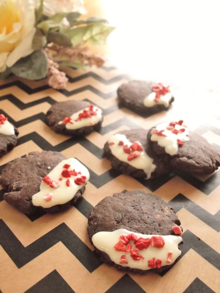 一手間でキュートに変身!ジャム入りの生地で♪ベリーベリーココアクッキー