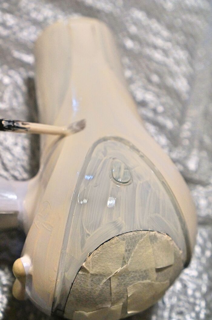 水性塗料を全体に塗ります