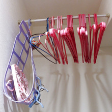 洗濯機まわりのハンガー収納は、突っ張り棒と枕ハンガーを活用