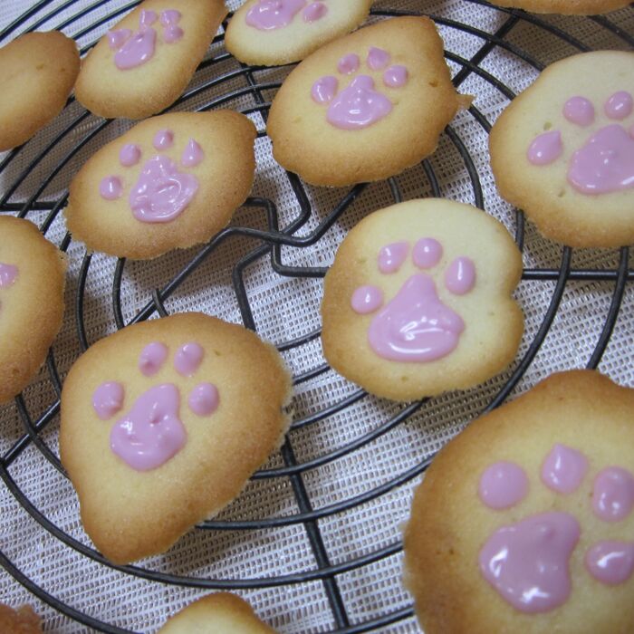 たくさん作って盛り付けます!超簡単なのに、可愛いデコ 猫の肉球クッキー!♪