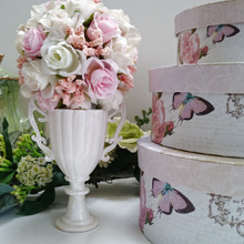 キャンドゥのトロフィーとフラワーボールで乙女な飾り