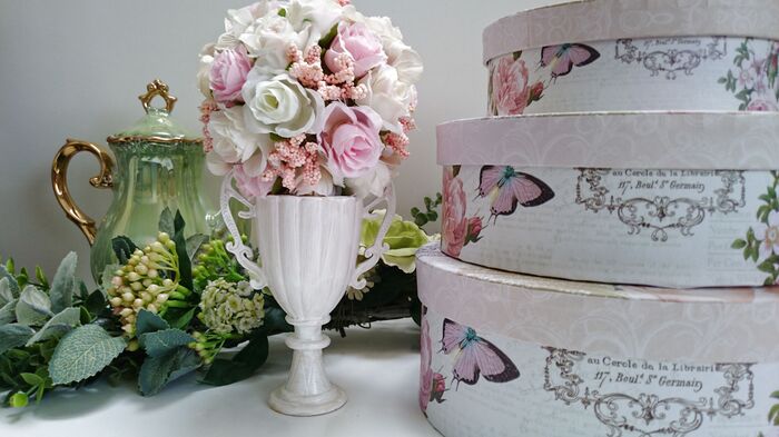 キャンドゥのトロフィーとフラワーボールで乙女な飾り