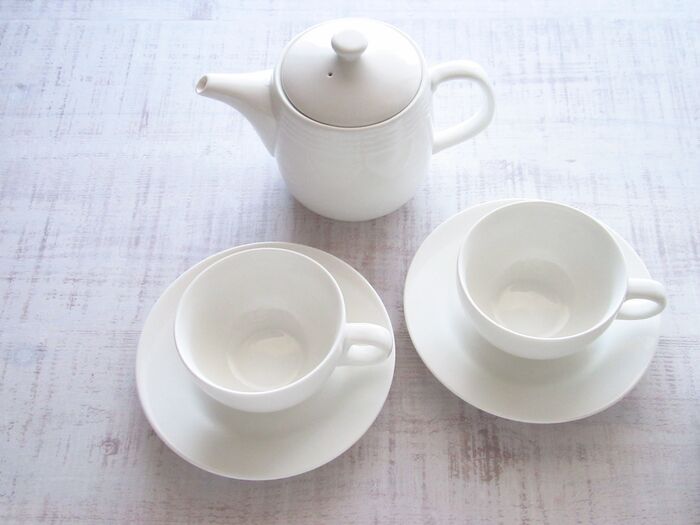 白のシンプルなティーポットとカップ