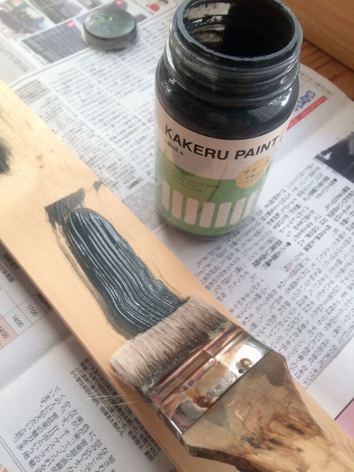 黒板塗料を塗ります。