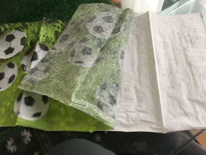 ペーパーナプキンを器の縦の長さに合わせてカットして1枚にします!