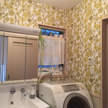 白で統一した洗面所。窓の内側にジャストサイズの棚をカスタマイズ!