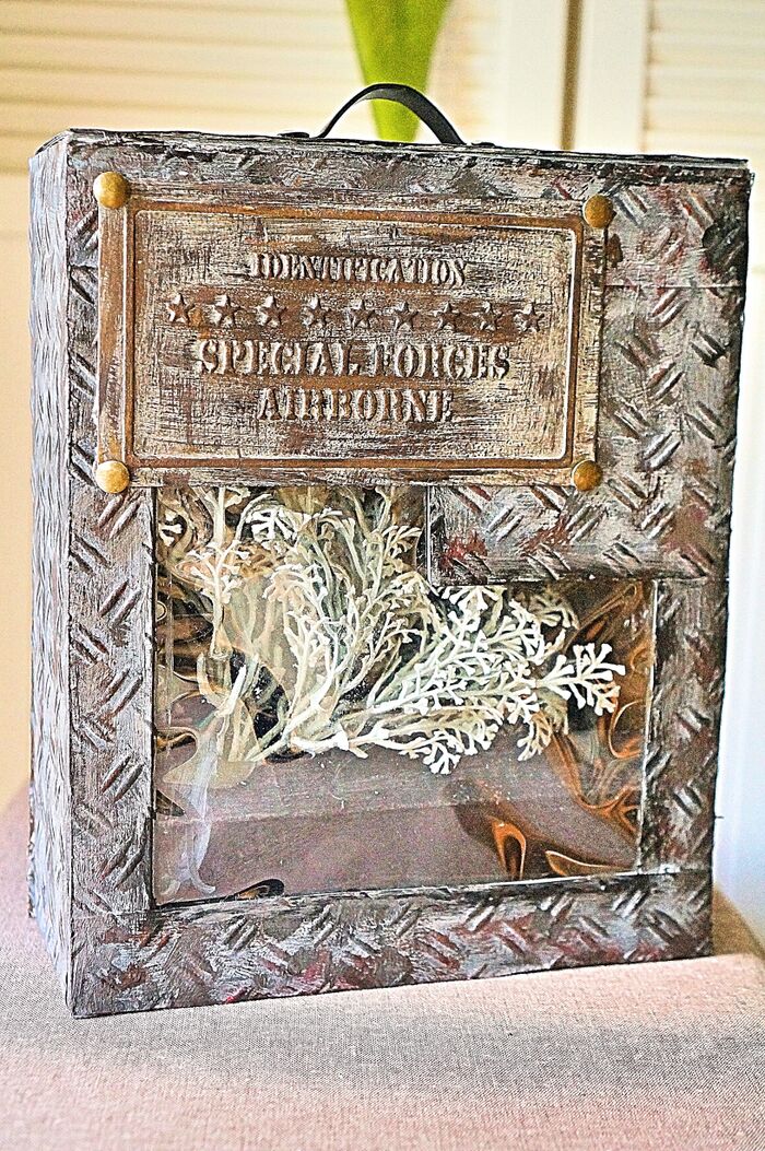 100均鉄板風シートで、男前ショーケース☆不要な空き箱が大変身!