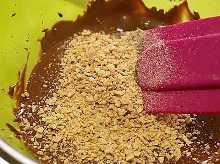 10.チョコのフレークを混ぜる。