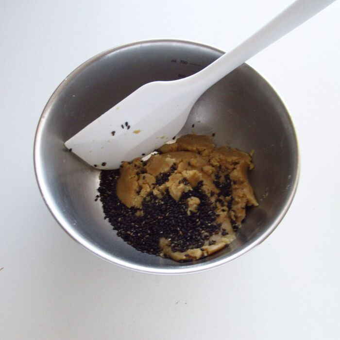 黒ごまを加えて混ぜる。