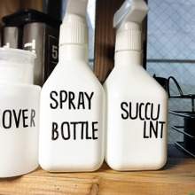 セリアのステッカーで真っ白のスプレーボトルをアレンジ