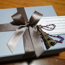 バレンタインの箱ラッピングは、チャームをつけてキュートに!