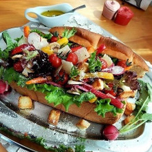 見た目も豪快!華やかなイギリスパン丸ごとパンツァネッラ