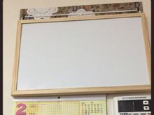 壁が画鋲で穴だらけになる前に!フォトフレームの裏板を使って解決しました!