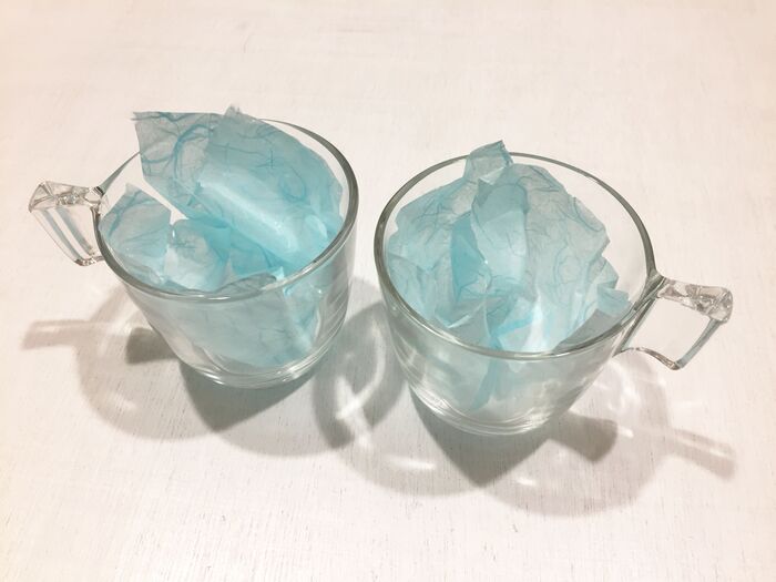 ④カップに和紙を入れる