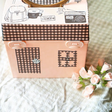 100均メイクボックスを簡単デコパージュ!お家型おもちゃ箱に