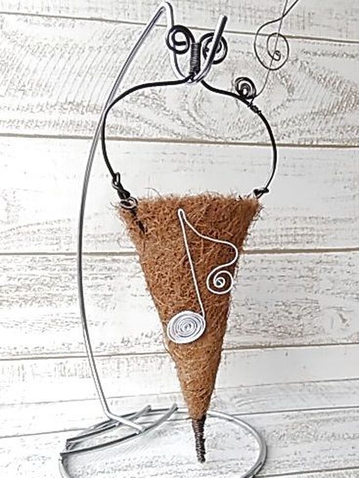 吊るす為の持ち手をワイヤーで作ります☆