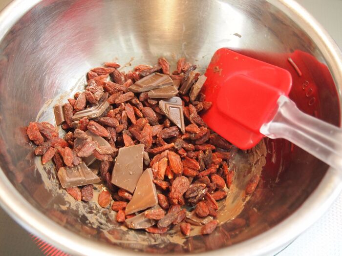 チョコレートをからめます