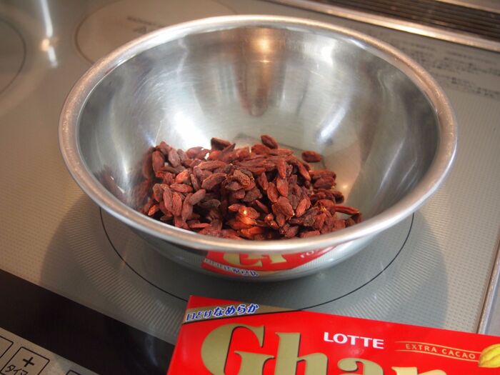 クコの実をボールに入れる