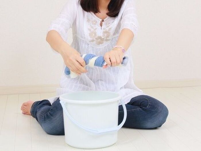 【横絞りより縦絞りがおすすめ!?】掃除した雑巾の正しい洗い方&絞り方