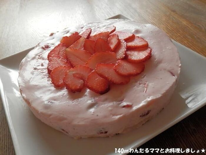 電子レンジで簡単★苺のレアチーズケーキ