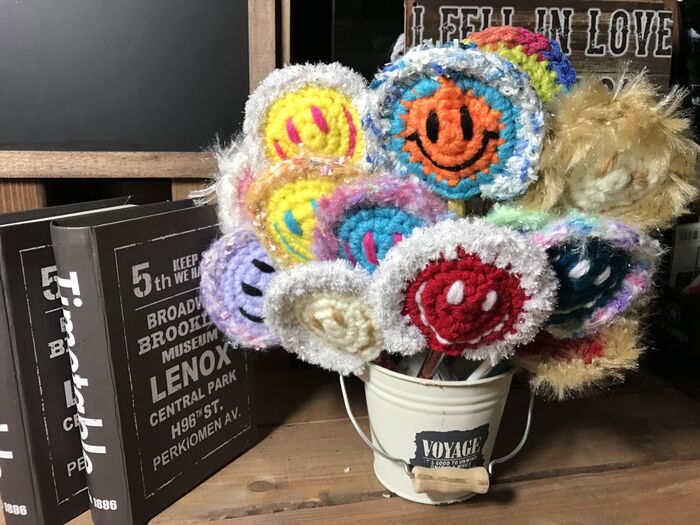 ダイソーのアクリル毛糸とペンで簡単!スマイル型ペン(♥ŐωŐ♥)