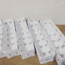 ゴミにするのはもったいない!カラーボックスに5個並ぶカレンダー柄収納