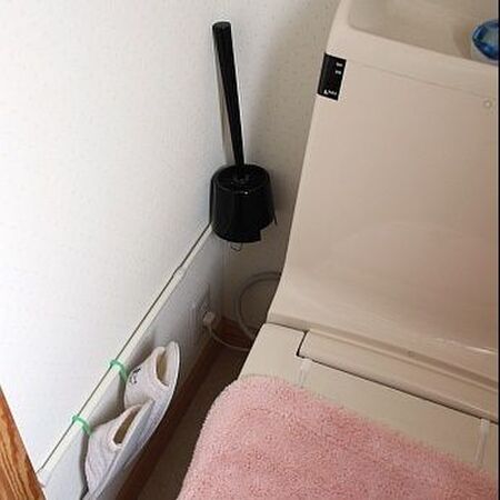 ①お掃除ブラシを「浮かせる収納」
