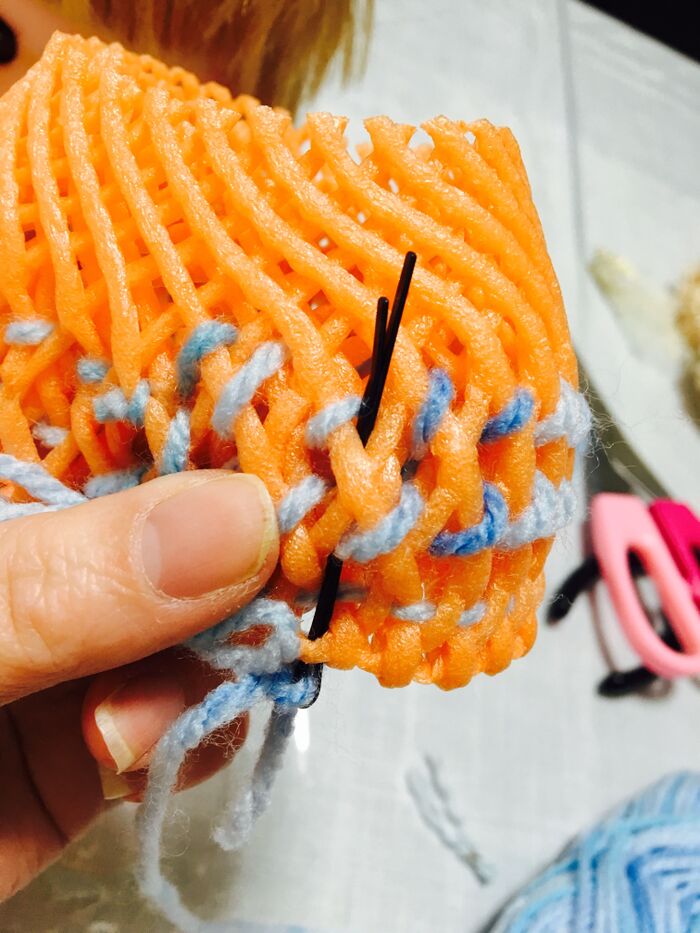 続いて縦のラインに毛糸を編み込んでいきます。
