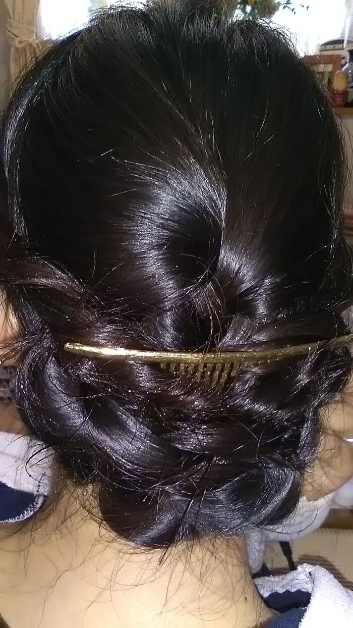 簡単にできるパーティーヘアー☆バレッタ次第で普段にも使える♪
