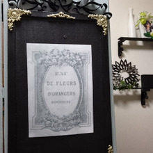 グルーガンで作った装飾とトイレットペーパーの芯とで作るアイアン風サインボード