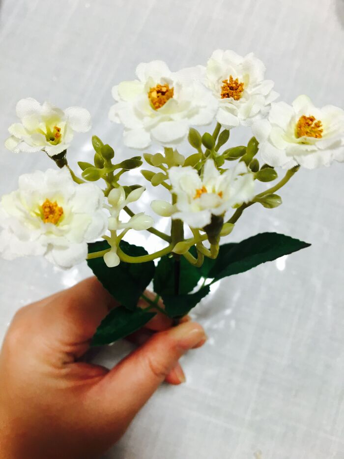 小花がいっぱい付いた造花を用意。