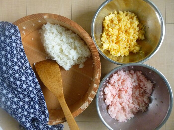 デンブと黄身の酢飯を作る。